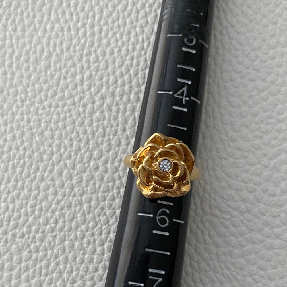 Vintage AVON Gold Flower Ring w/rhinestone center
Sz 5.5